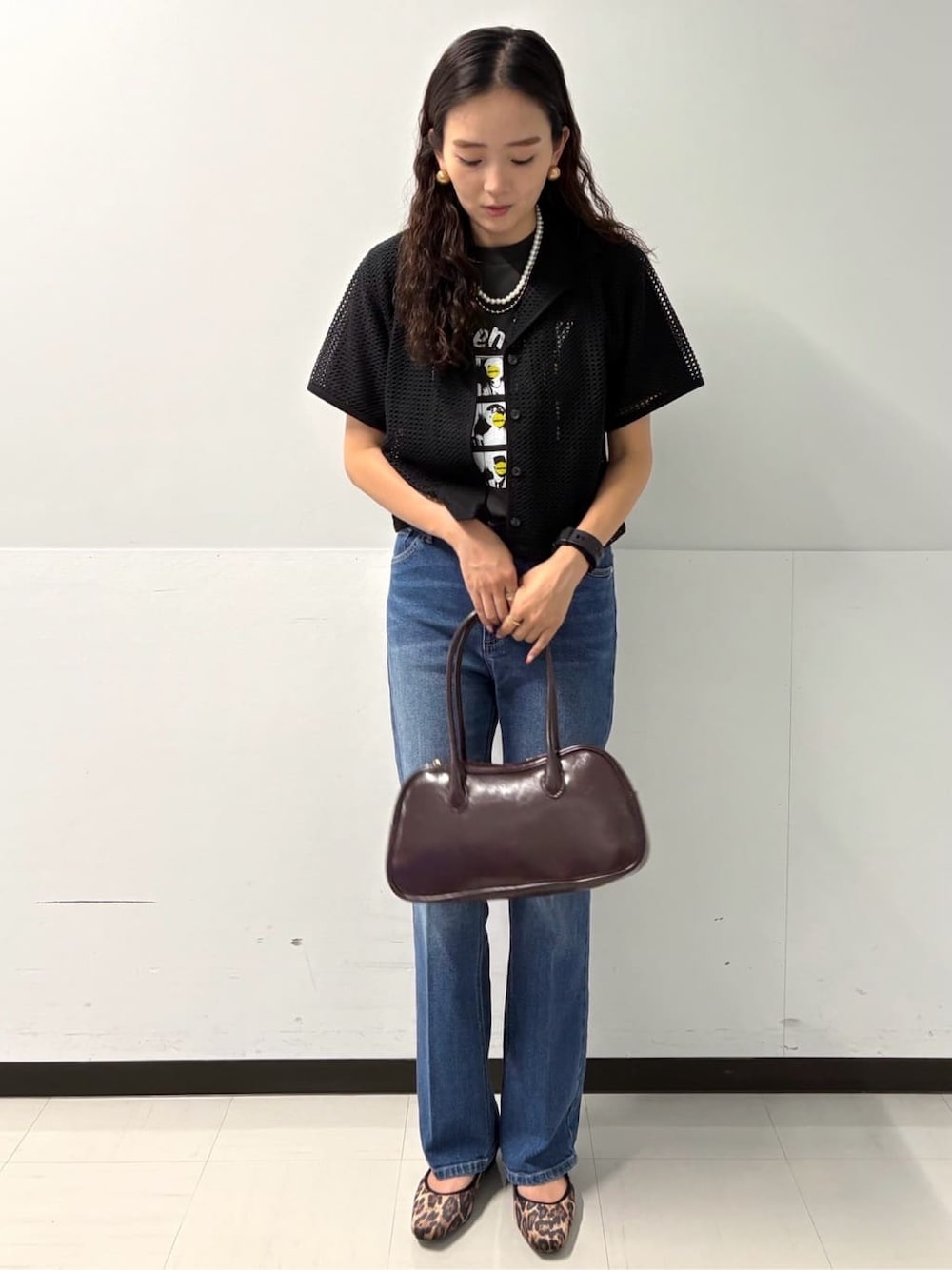 グレー系のTシャツ/カットソー、ブラック系のシャツ/ブラウス、ブルー系のデニムパンツを着用したレディースの夏コーディネートの1枚目の写真