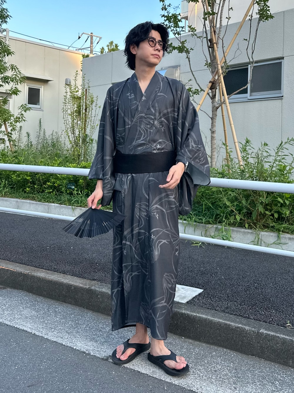 「アツいコーデ全部見せ、お出かけコーデ、プチプラ、大人カジュアル、シンプルコーデ、休日スタイル、WEARyouthコーデ、夏コーデ、サンダル、浴衣、花火大会、トングサンダル」｜「ONCILYのYUKATA 2SET / 浴衣2点セット【浴衣＋帯】（浴衣、グレー系）」を使った、syogoさん（骨格ストレート・メンズ・180cm）の夏コーディネートの1枚目の写真