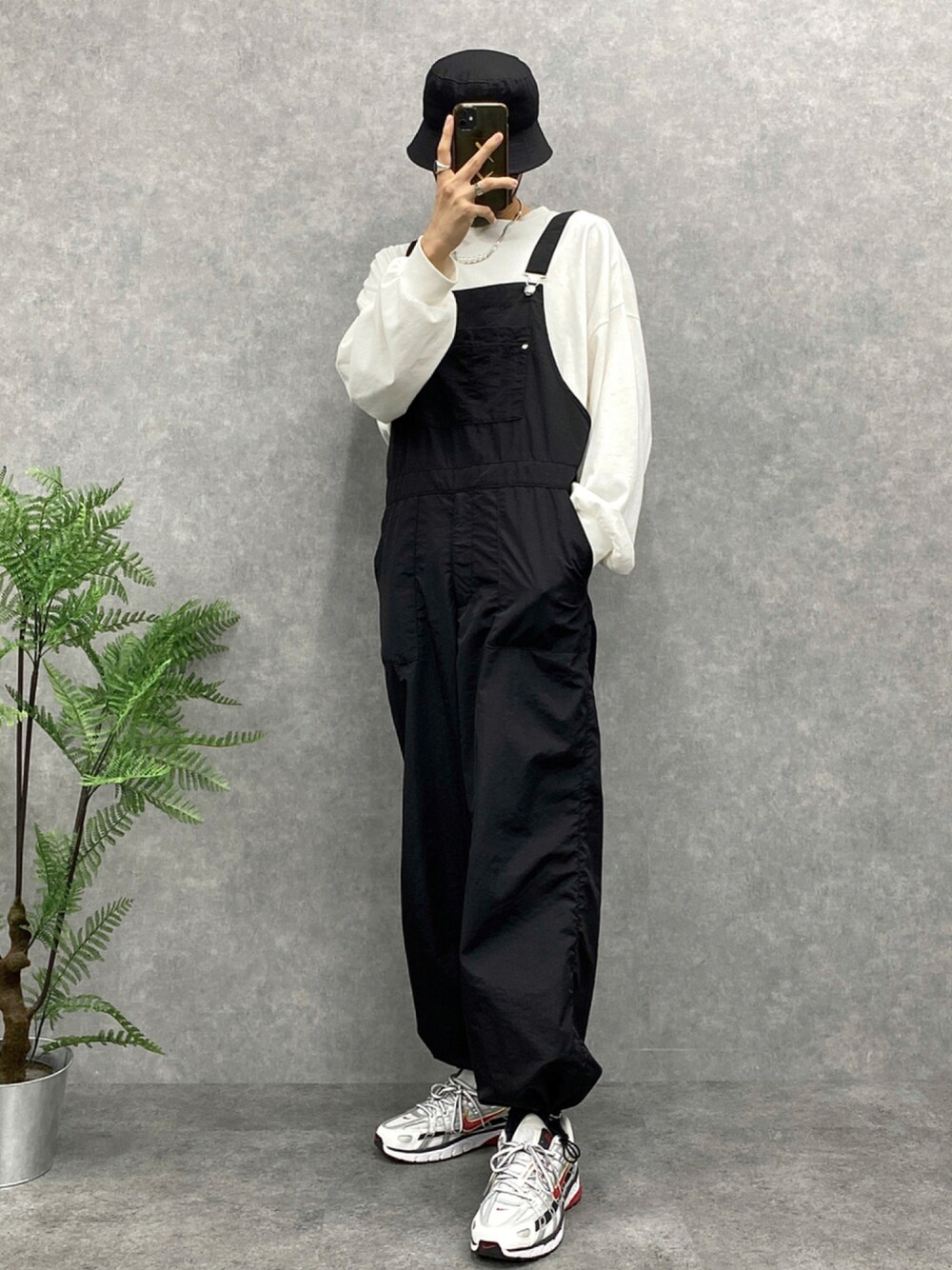 「オーバーオール、UNIQLO、モノトーン、レイヤードスタイル、ロンT、スニーカーコーデ、休日スタイル、白スニーカー、プチプラ、モード、パールネックレス、バケットハット、韓国ファッション、秋コーデ、だから秋服が好き」｜「WEGOのWEGO/プレーンバケットハット（ハット、ブラック系）」を使った、syogoさん（メンズ・180cm）の秋コーディネートの1枚目の写真