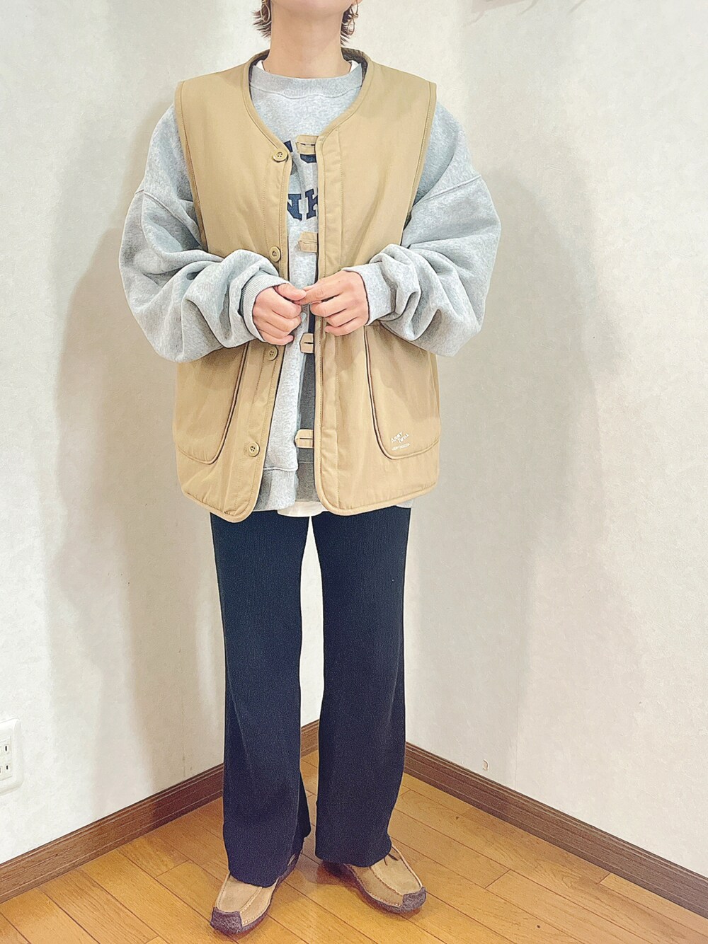 「休日コーデ、オトナカワイイ、ベスト、リブパンツ、スウェット、レイヤードスタイル、低身長コーデ、冬コーデ、メンズライク、おしゃれさんと繋がりたい、ママファッション、clarks、ストリート」｜「CANAL JEANのvia j(ヴィアジェイ) "FOR YANKEES"裏起毛トレーナー（スウェット、グレー系）」を使った、あゆさん（レディース・157cm）の冬コーディネートの1枚目の写真