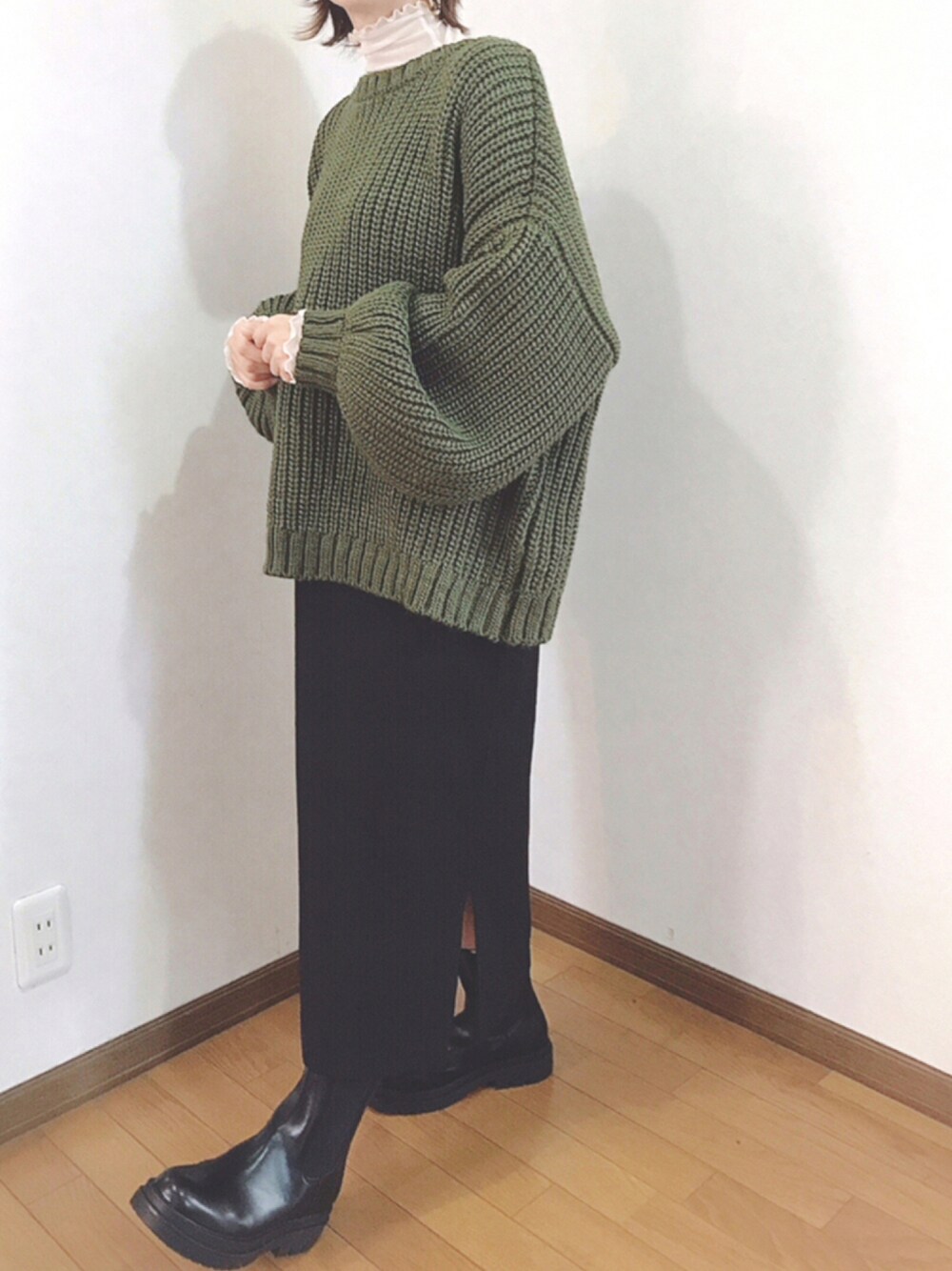 「冬コーデ、レイヤードスタイル、フリル、カーキ、サイドゴアブーツ、シンプルコーデ、ざっくりニット、サロペットスカート、カジュアルコーデ、ゆるコーデ、オトナカジュアル、韓国ファッション、ニットコーデ」｜「JUNOAHのシアーウェーブカットソー（Tシャツ/カットソー、ベージュ系）」を使った、あゆさん（レディース・157cm）の秋コーディネートの1枚目の写真