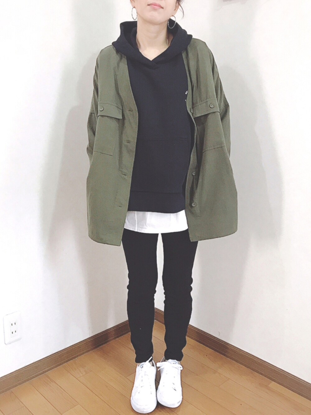 「カジュアルコーデ、パーカー、黒スキニー、ユニクロ、UNIQLO、antiqua、レイヤードスタイル、ストリート、だから秋服が好き、プチプラ」｜「KANGOL EXTRA COMFORTの【KANGOL EXTRA COMFORT(カンゴール　エクストラ　コンフォート)】ワイドスリットパーカー（パーカー、ブラック系）」を使った、あゆさん（レディース・157cm）の秋コーディネートの1枚目の写真