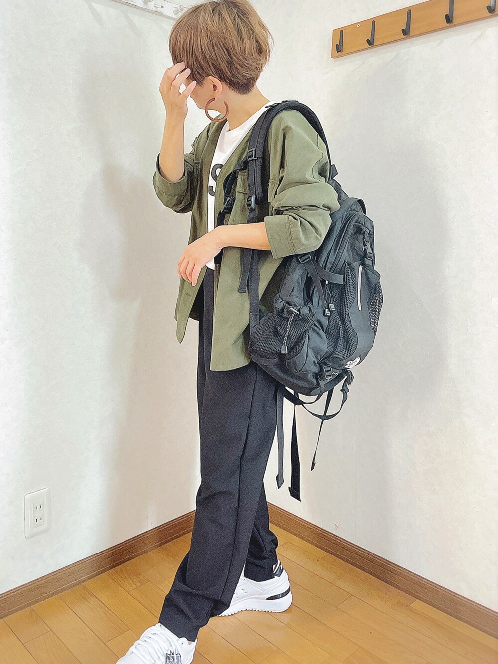 「カジュアルコーデ、初秋コーデ、オトナ女子、秋服、着回しコーデ、シンプル、低身長コーデ、大人かわいい、ノーカラージャケット、お洒落さんとつながりたい、スラックス、スニーカー、メンズライク、ショートヘア、カーキ」｜「NOMINEのPOSI.ロゴタンクトップ（タンクトップ、ホワイト系）」を使った、あゆさん（レディース・157cm）の秋コーディネートの1枚目の写真