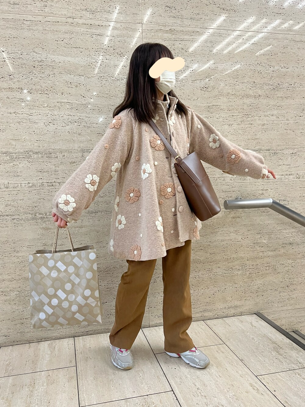 「カジュアルコーデ、パンツスタイル、ゆるコーデ、冬のコーデ、冬アウター、春コーデ、淡色コーデ、プチプラコーデ、個性派、ショルダーバッグ、スニーカー、スニーカーコーデ、ゆったりコーデ」｜「SHEINのアイテム（バッグ、ブラウン系）」を使った、あらかわみか（みかんぬ）さん（レディース・158cm）の冬コーディネートの1枚目の写真