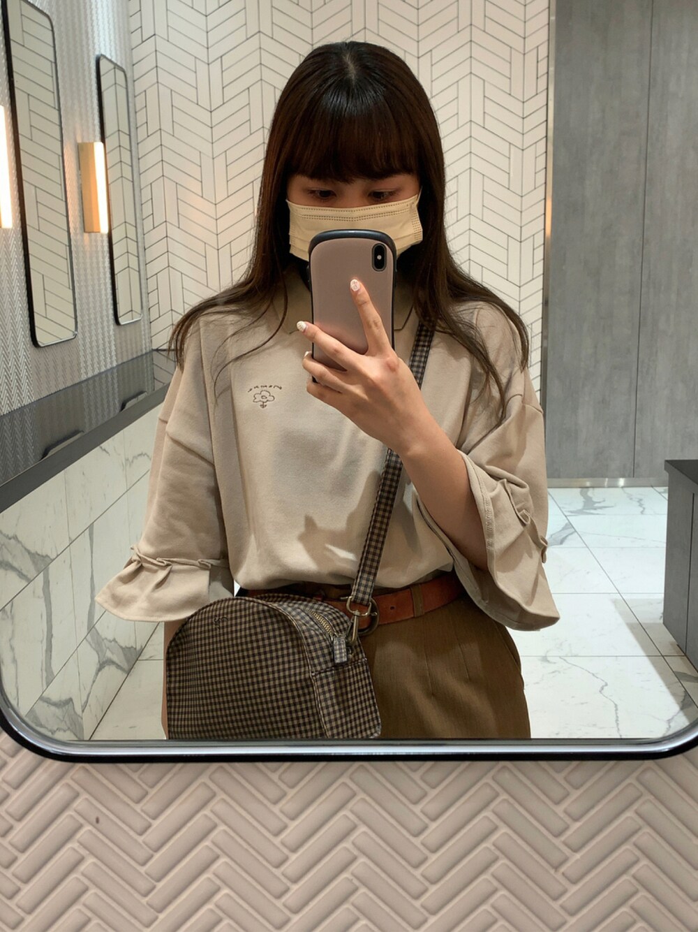 「古着、スニーカー、ショルダーバッグ、ベージュ、秋のコーデ、オーバーサイズ、秋色、休日スタイル、メンズライク、古着MIX、休日コーデ、パンツスタイル、古着コーデ、おしゃれさんと繋がりたい、だから秋服が好き」｜「nemne storeのぽかぽか陽気とリメイク風ソデフリルポロシャツ（ポロシャツ、ベージュ系）」を使った、あらかわみか（みかんぬ）さん（レディース・158cm）の秋コーディネートの1枚目の写真