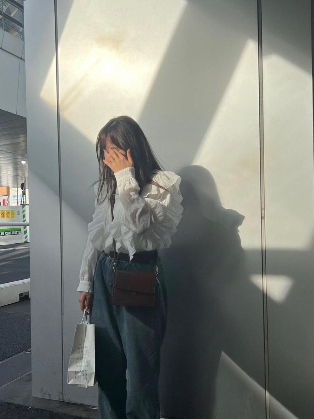 「秋冬、秋冬コーデ、シンプルスタイル、デニム、秋服、ブラウス、オトナカワイイ、シンプル、初秋コーデ、パンツスタイル、大人カジュアル、ショルダーバッグ」｜「SHEINのアイテム（シャツ/ブラウス、ホワイト系）」を使った、あらかわみか（みかんぬ）さん（レディース・158cm）の秋コーディネートの1枚目の写真