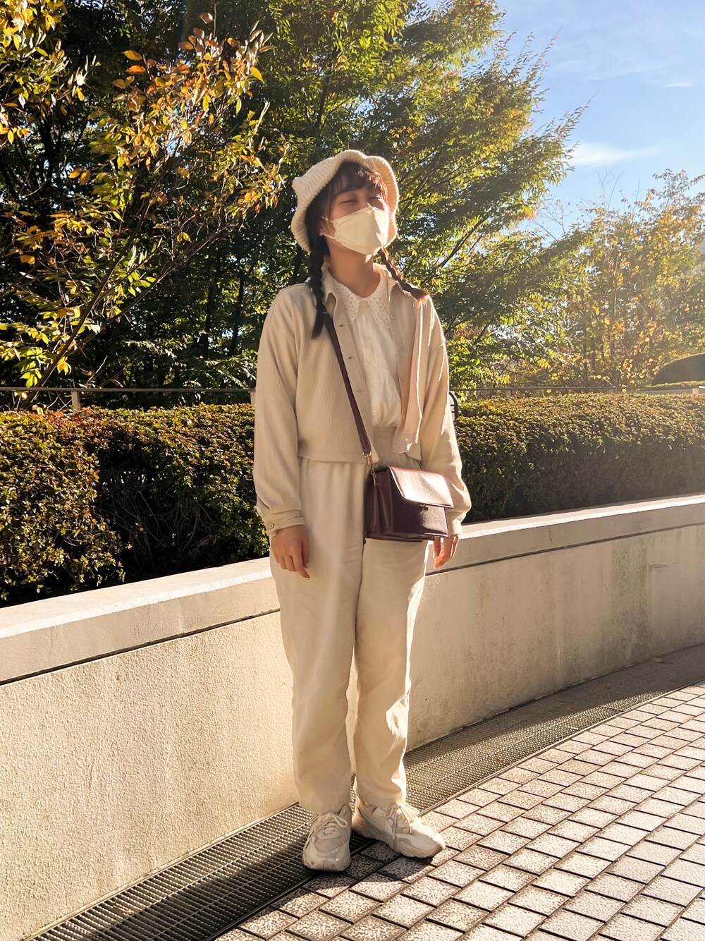 「カジュアルコーデ、シンプル、オトナカワイイ、今日のコーデ、パンツスタイル、ゆるコーデ、冬のコーデ、プチプラコーデ、春コーデ、ショルダーバッグ、タックイン、ブラウス、スニーカー、スニーカーコーデ、ニット帽」｜「GUのアイテム（パンツ、ホワイト系）」を使った、あらかわみか（みかんぬ）さん（レディース・158cm）の冬コーディネートの1枚目の写真