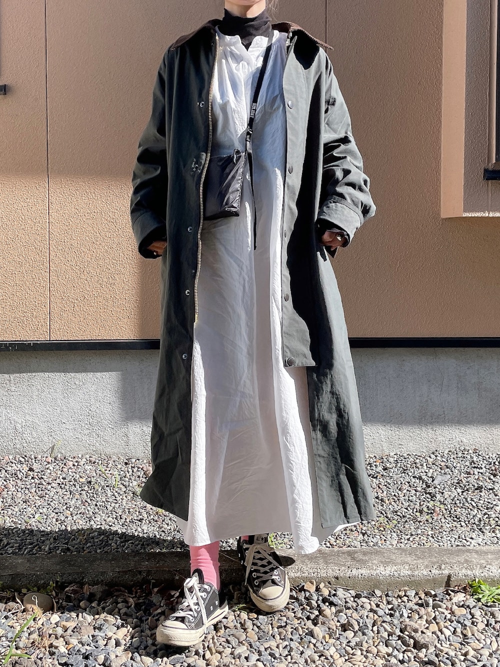 「バブアー、シャツワンピース、シャツワンピ、ピンク、カラーソックス、コンバース、ロングコート、春アウター、barbour、ミリタリージャケット、ビッグシルエット」｜「Barbourの《別注》【Barbour/バブアー】BARLEY exclusive：コート◆（その他アウター、グリーン系）」を使った、𝕂𝔼𝕀𝕂𝕆さん（レディース・160cm）の春コーディネートの1枚目の写真