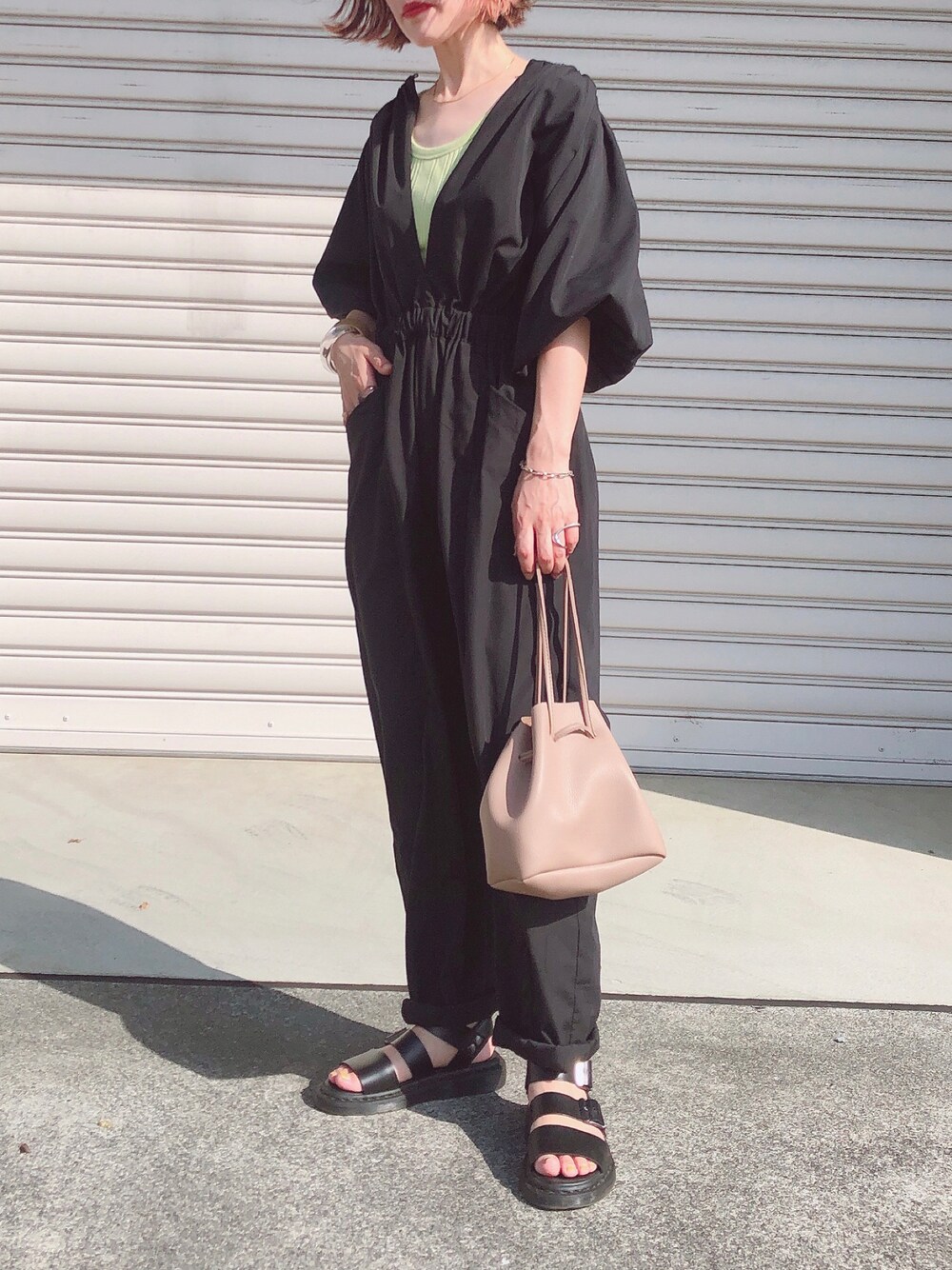 「ブラック、ブラックコーデ、Dr.Martens、グルカサンダル、巾着バッグ、オールインワン、つなぎ、グリーン、ピスタチオ、Kastane、休日コーデ」｜「Solaceの前後2WAYパフスリーブコンビネゾン（サロペット/オーバーオール、ブラック系）」を使った、𝕂𝔼𝕀𝕂𝕆さん（レディース・160cm）の秋コーディネートの1枚目の写真