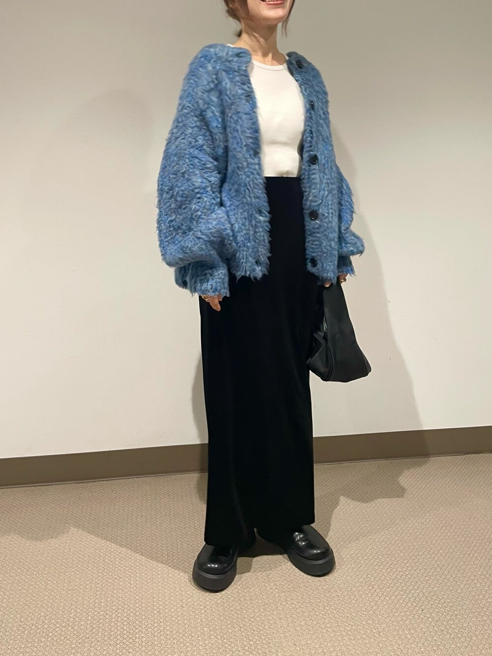 「カーディガン、ベロアスカート、サボ、しまむら、しまむらコーデ、ブルー×ブラック、ブルー、ブルーコーデ、プチプラ、ニット、秋っぽコーデ更新中」｜「AmiAmiのラウンドトゥスライドローファークロッグサンダル/厚底サボサンダル（スリッポン、ブラック系）」を使った、𝕂𝔼𝕀𝕂𝕆さん（レディース・160cm）の秋コーディネートの1枚目の写真