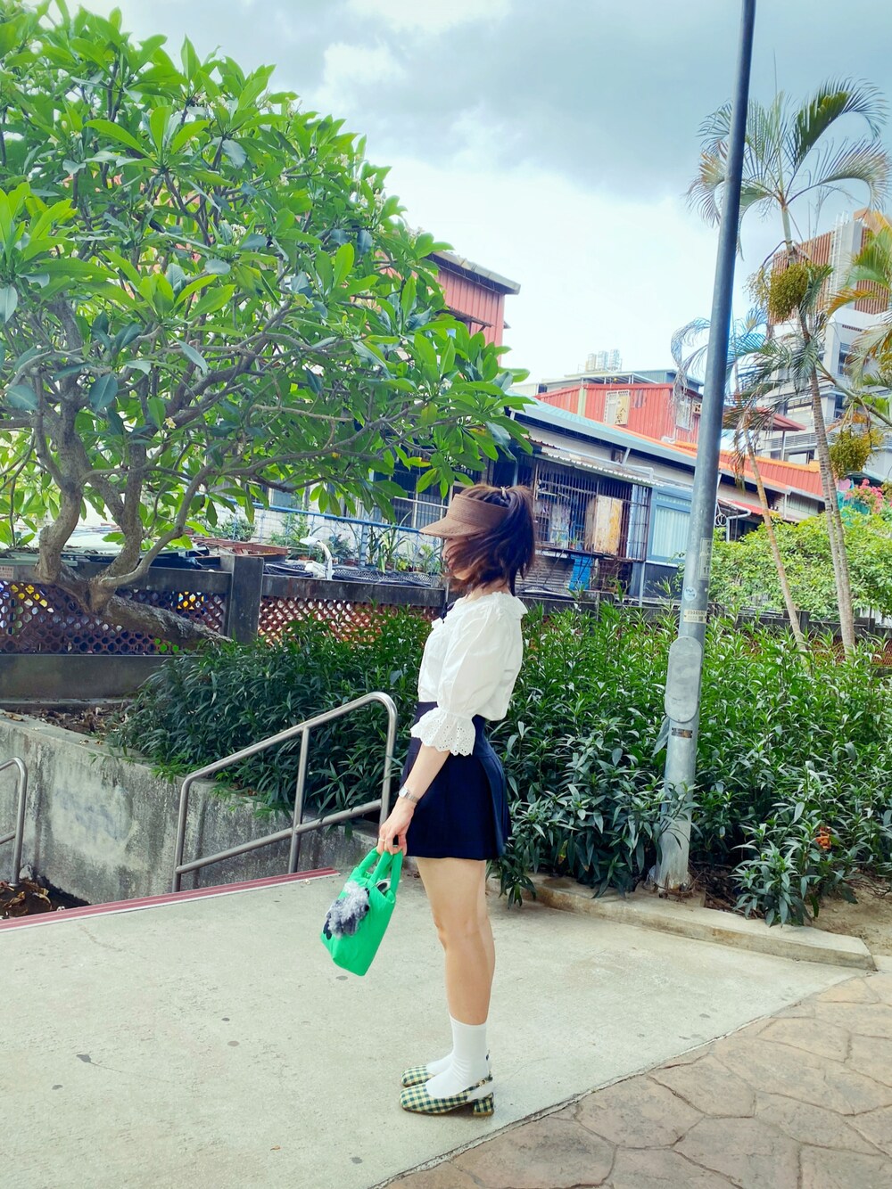 「ootd、夏、outfit、summer、summer style、Taiwan、breda、vintage、RETRO GIRL、streetstyle、sporty、dertbag、wiwt、lookbook、look of the day」｜「de r geistのde r geist （クラッチバッグ、グリーン系）」を使った、Zooeyさん（レディース・165cm）の夏コーディネートの1枚目の写真