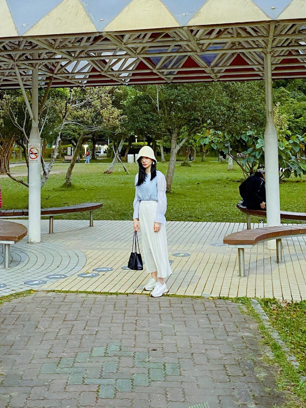 「ootd、outfit、New Balance、vintage、RETRO GIRL、moussy、winter、girly、lady、lookbook」｜「MOUSSYのMAGNET SQUARE バッグ（ハンドバッグ、ブラック系）」を使った、Zooeyさん（レディース・165cm）の秋コーディネートの1枚目の写真