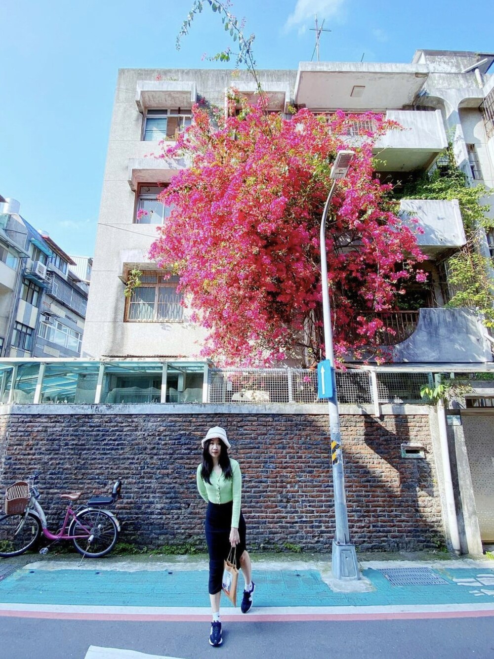 「ootd、outfit、wiwt、oldskool、vintage、streetstyle、streetfashion、moussy、New Balance、flower」｜「MOUSSYのCHAIN HANDLE CAT BAG（ショルダーバッグ、ベージュ系）」を使った、Zooeyさん（レディース・165cm）の夏コーディネートの1枚目の写真