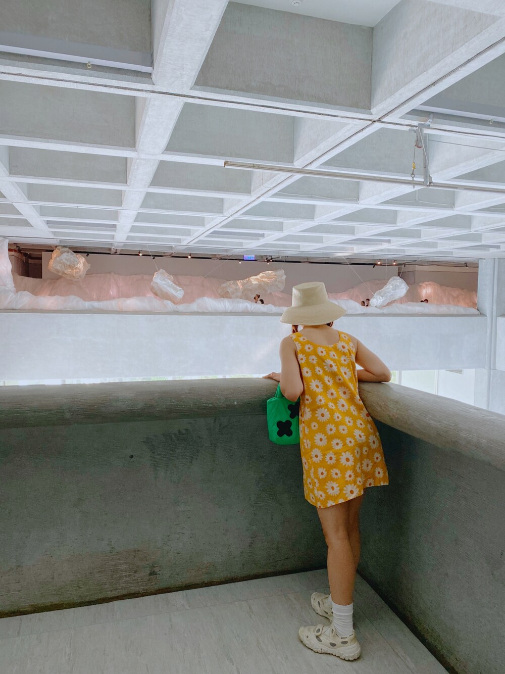 「ootd、outfit、ootdtw、summer、summer outfit、summer dress、STYLENANDA、AcneStudios、vintage、RETRO GIRL、oldskool、summerdress、summerstyle、summerlook、museum」｜「de r geistのde r geist （クラッチバッグ、グリーン系）」を使った、Zooeyさん（レディース・165cm）の秋コーディネートの1枚目の写真