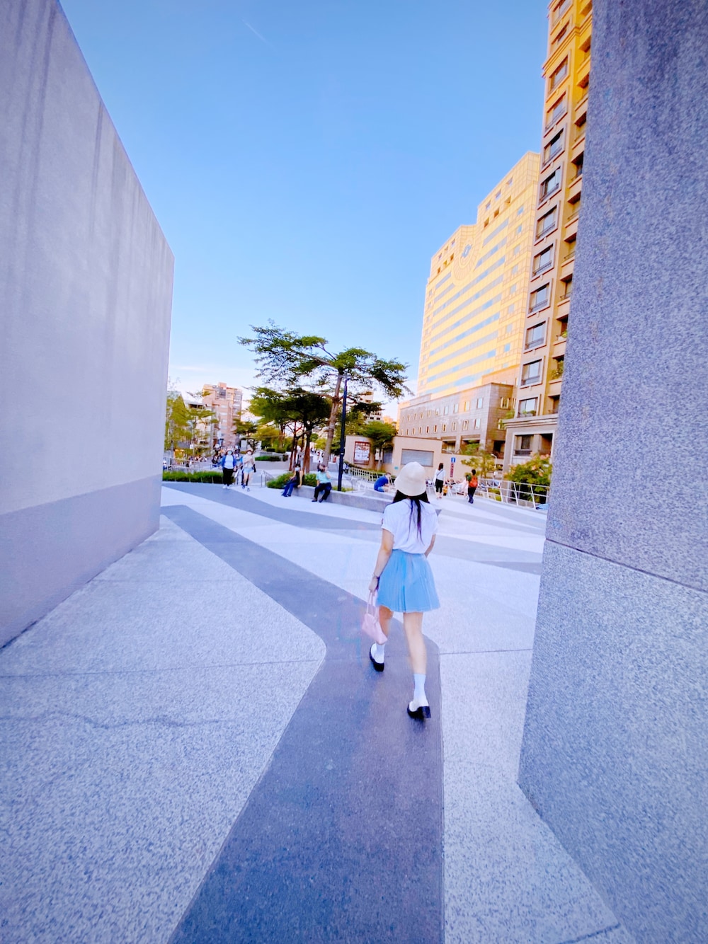 「ootd、ootdtw、outfit、RETRO GIRL、vintage、oldskool、Tshirts、summer style、SUMMER SHIRTS STYLE、Taiwan、CASIO、VINTAGE、skirt、TAIPEI」｜「BESSETTE SHOULDERのBESSETTE SHOULDER（ショルダーバッグ、ピンク系）」を使った、Zooeyさん（レディース・165cm）の秋コーディネートの1枚目の写真