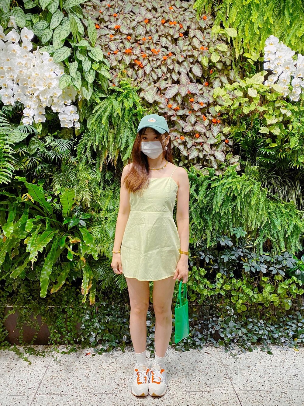「ootd、夏、outfit、summer outfit、New Balance、breda、American style、American Casual、causal、streetstyle、lookbook、summer style、Taiwan、RETRO GIRL、vintage」｜「bredaのアイテム（腕時計、ゴールド系）」を使った、Zooeyさん（レディース・165cm）の春コーディネートの1枚目の写真