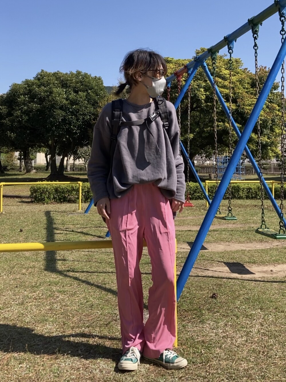 「オトナカジュアル、カラーパンツ、プチプラ、グリーン、シンプルコーデ、リラックススタイル、カラーコーデ、ママコーデ」｜「Auntie Rosa Holidayのカラーイージーパンツ（スラックス、ピンク系）」を使った、あさみさん（レディース・162cm）の春コーディネートの1枚目の写真
