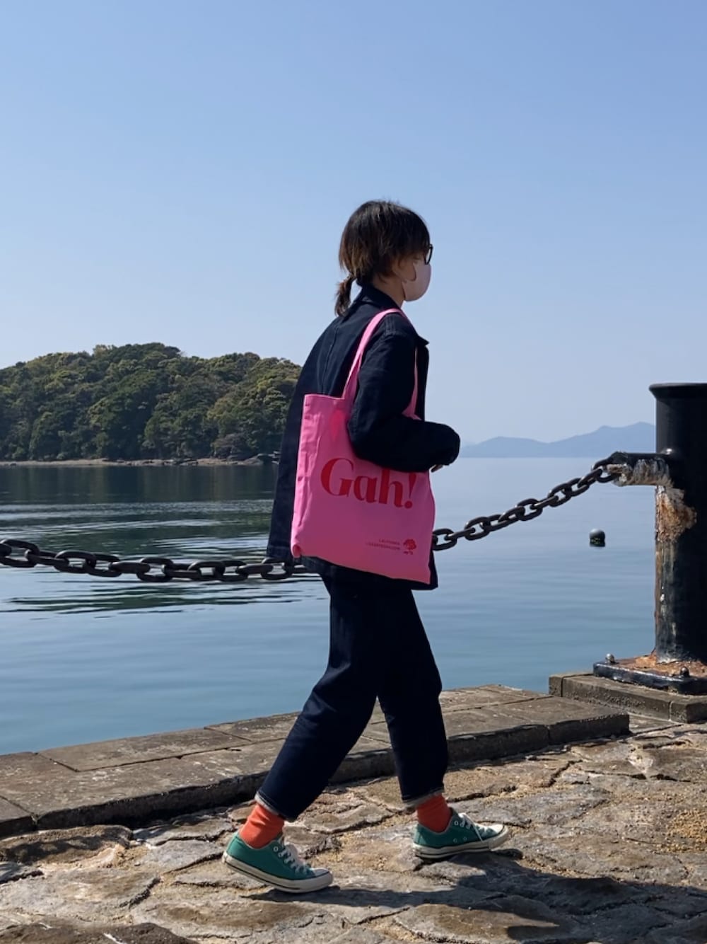 「春コーデ、プチプラ、デニム、converse、デニムジャケット、UNIQLO、デニムオンデニム、トートバッグ、セットアップ」｜「FREAK'S STOREのLisa Says Gah/リサ セイ ガウ GAH TOTE/ガートート(ロゴトートバッグ)（トートバッグ、ピンク系）」を使った、あさみさん（レディース・162cm）の春コーディネートの1枚目の写真