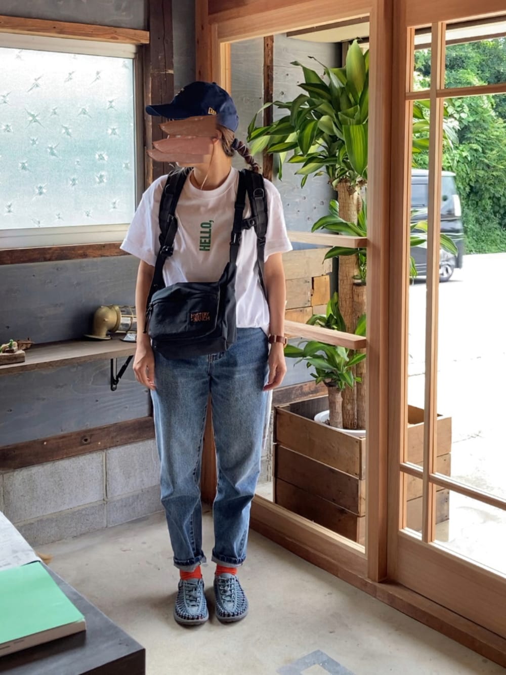 「夏コーデ、カジュアル、デニムパンツ、ロゴT、白Tシャツ、ラクチンコーデ、プリントT」｜「CANAL JEANの1975 TOKYO(1975 トーキョー) "Hello Goodbye"半袖Tシャツ（Tシャツ/カットソー、ホワイト系）」を使った、あさみさん（レディース・162cm）の夏コーディネートの1枚目の写真