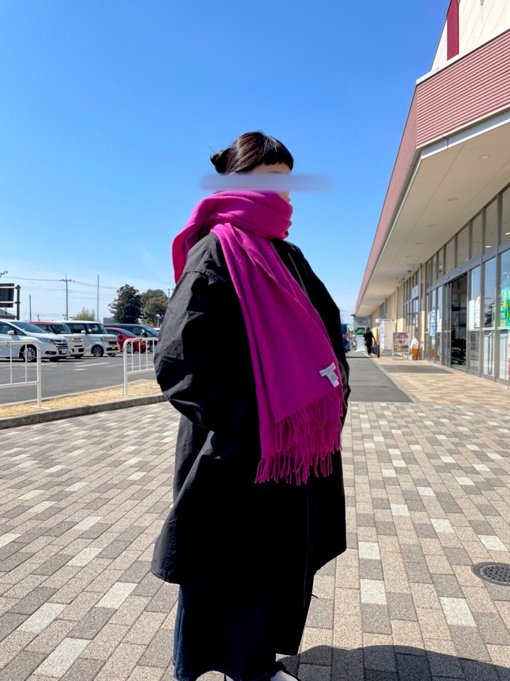 ブラック系のモッズコート、ブルー系のデニムスカート、ブラック系のスニーカーを着用したレディースの春コーディネートの1枚目の写真