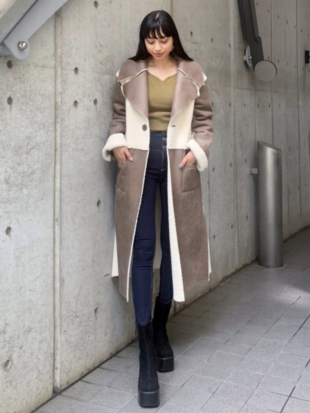 「クリスマスに着たい服、EMODA」｜「EMODAのリバーシブルフェイクムートンコート（ムートンコート、ベージュ系）」を使った、EMODA Official_STAFFさん（レディース・165cm）の冬コーディネートの1枚目の写真