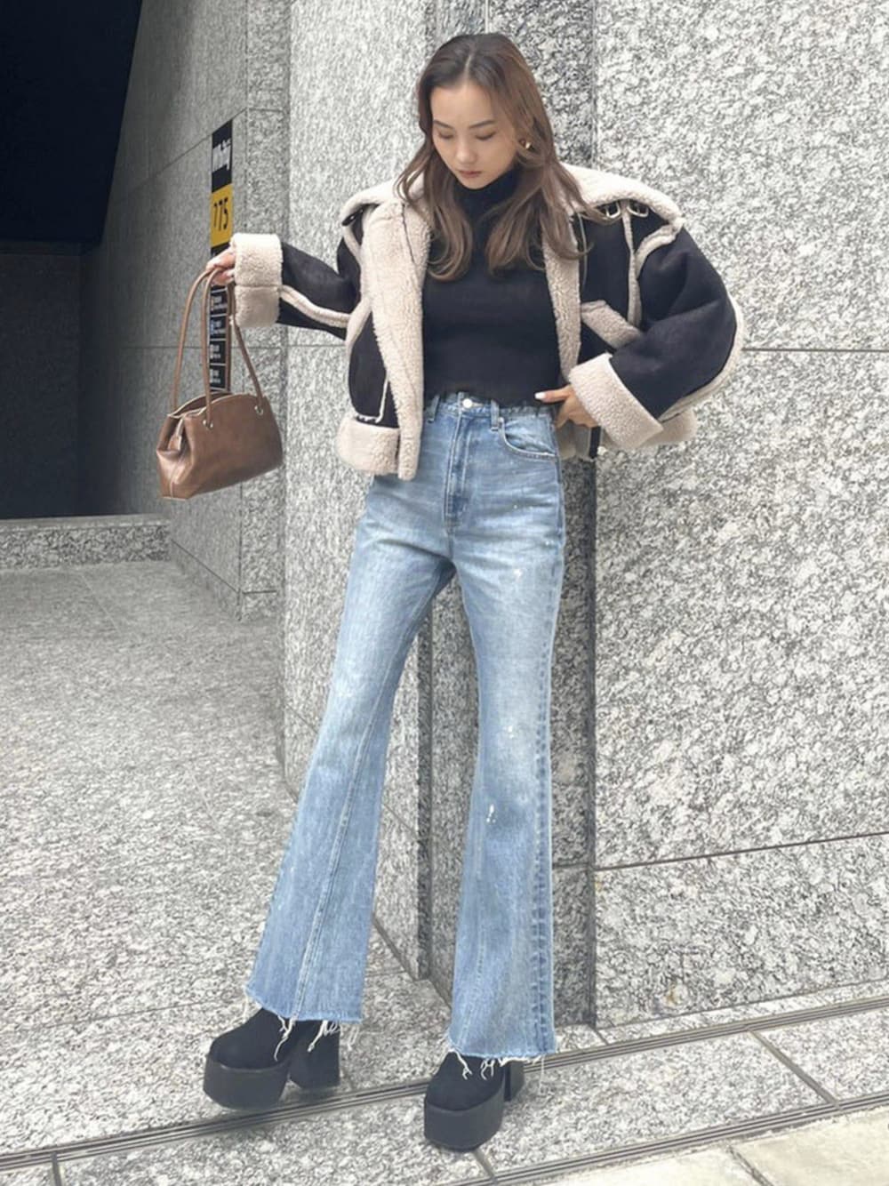 その他のムートンコートを着用したレディースの冬コーディネートの1枚目の写真