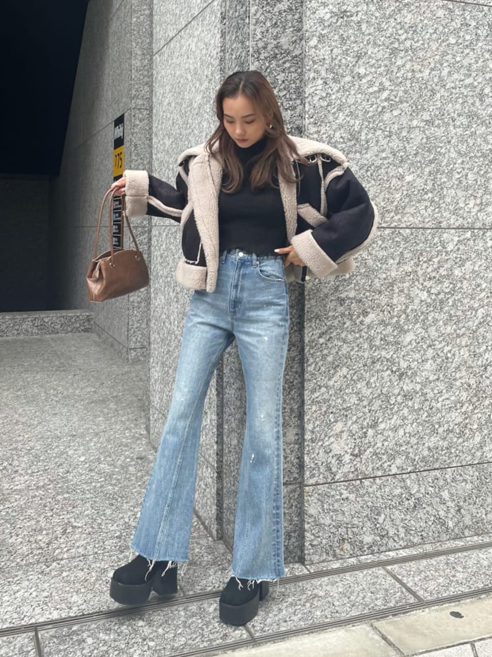 その他のムートンコートを着用したレディースの秋コーディネートの1枚目の写真