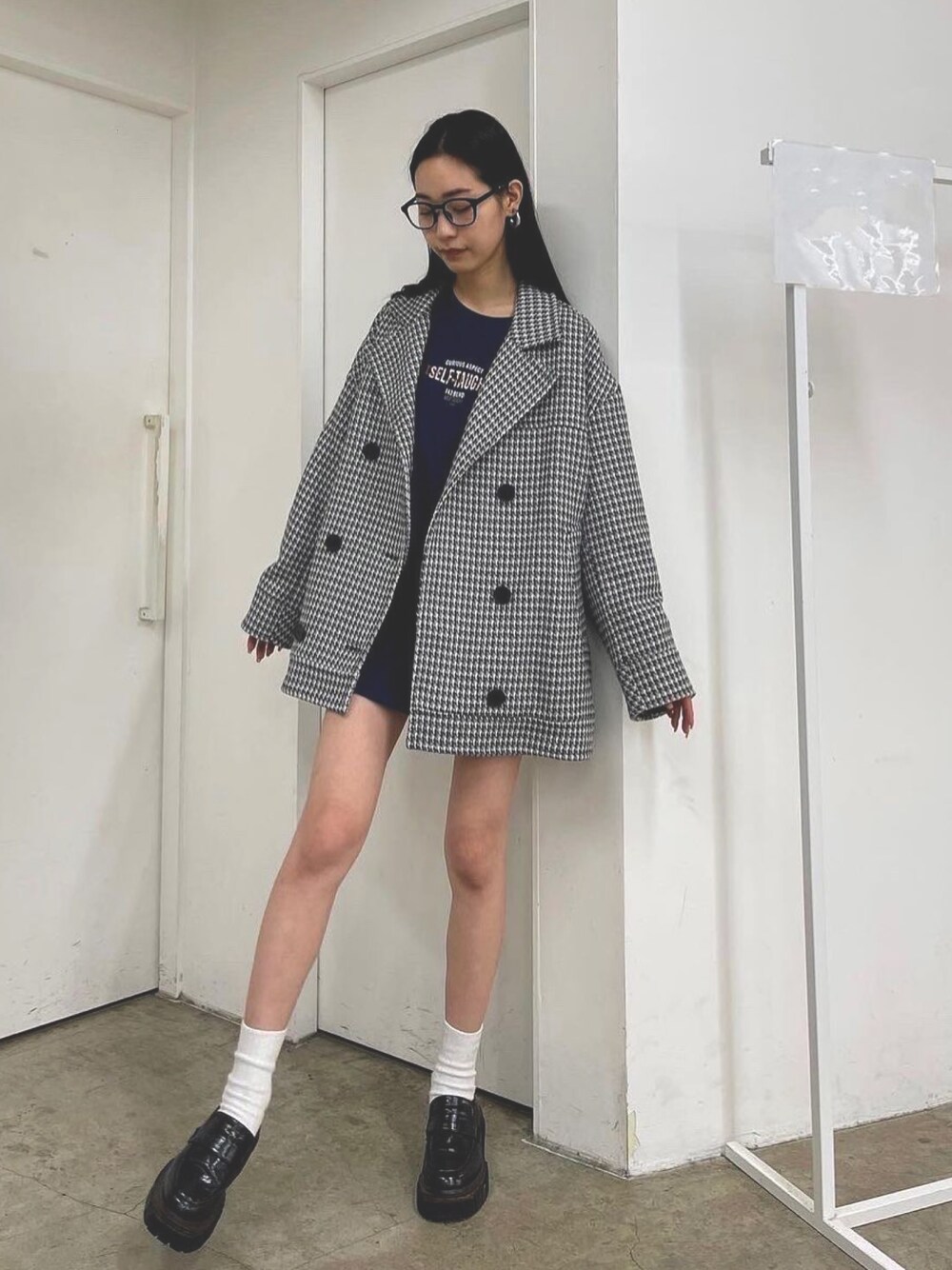 「EMODA、EMODASTAFF、EMODAコーデ、千鳥柄、ミディ丈、オーバーサイズ、ジャケット、ジャケットスタイル、トレーナー、オトナカワイイ」｜「EMODAのミディダブルコート（テーラードジャケット、その他）」を使った、EMODA Official_STAFFさん（レディース・165cm）の秋コーディネートの1枚目の写真