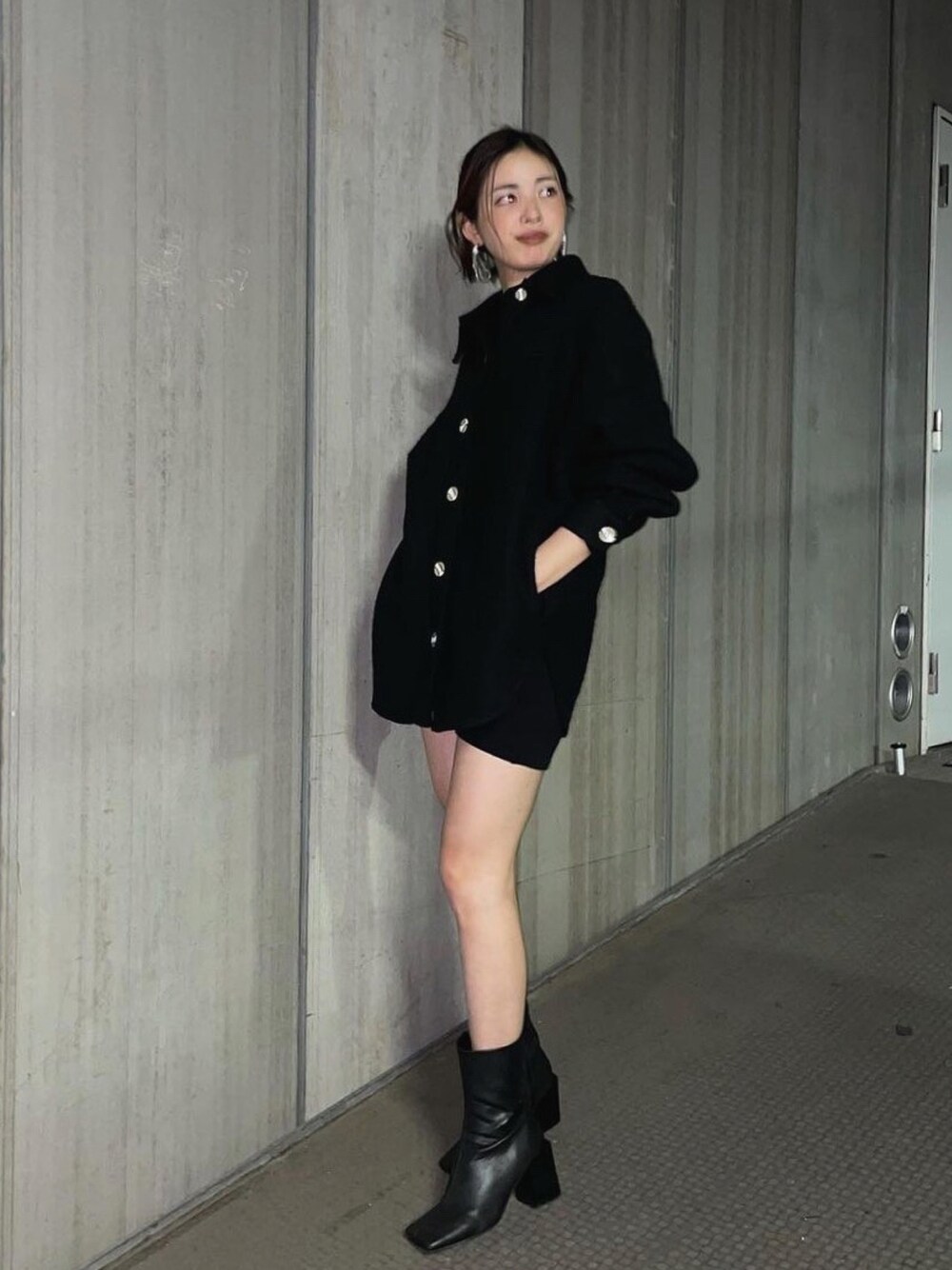 ブラック系のブルゾンを着用したレディースの秋コーディネートの1枚目の写真