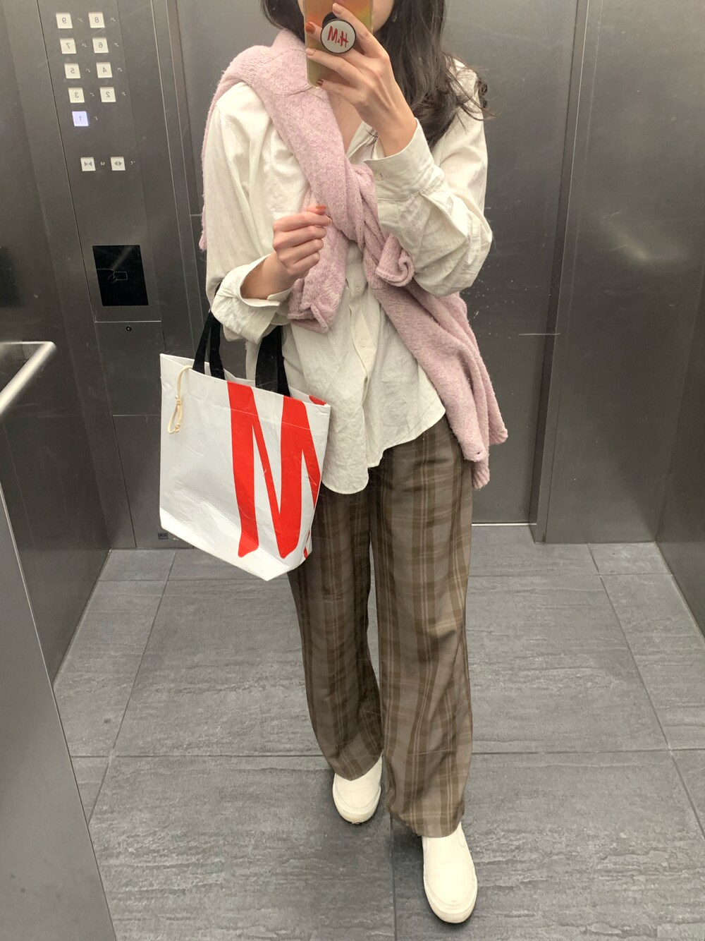 「秋コーデ、チェック、ピンクニット、オトナ女子、シャツスタイル、カーディガン、秋冬、オトナカジュアル、パンツコーデ、秋カラー、韓国ファッション」｜「Samansa Mos2のアイテム（カーディガン/ボレロ、ピンク系）」を使った、ティンさん（レディース・164cm）の秋コーディネートの1枚目の写真
