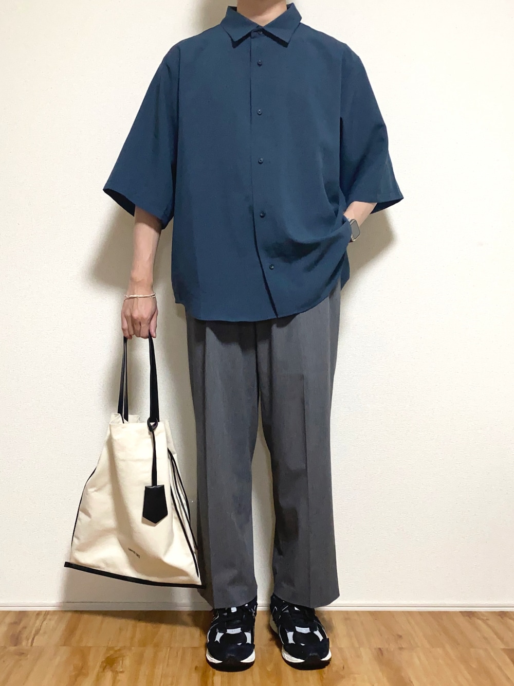 「お洒落さんとつながりたい、シンプルコーデ、大人カジュアル」｜「remerのloose synthetic linen over shirt / ルーズシンセティックリネンオーバーシャツ《麻調合繊》（シャツ/ブラウス、ブルー系）」を使った、taku/さん（メンズ・177cm）の夏コーディネートの1枚目の写真
