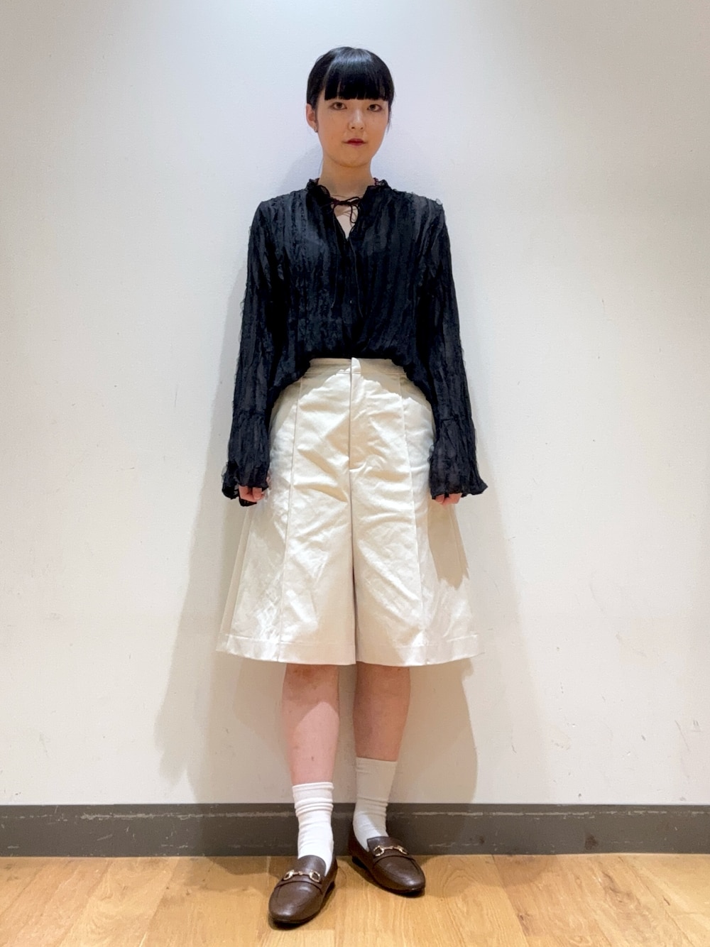 ブラック系のシャツ/ブラウス、ホワイト系のその他パンツ、ブラウン系のローファーを着用したレディースの秋コーディネートの1枚目の写真