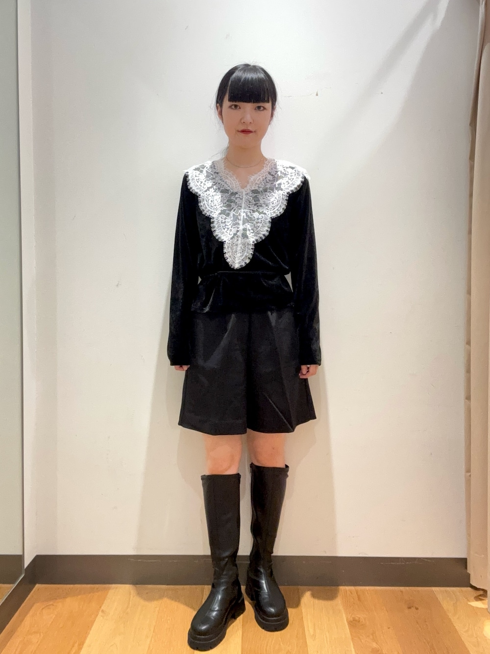 ブラック系のその他トップス、ブラック系のその他パンツを着用したレディースの秋コーディネートの1枚目の写真
