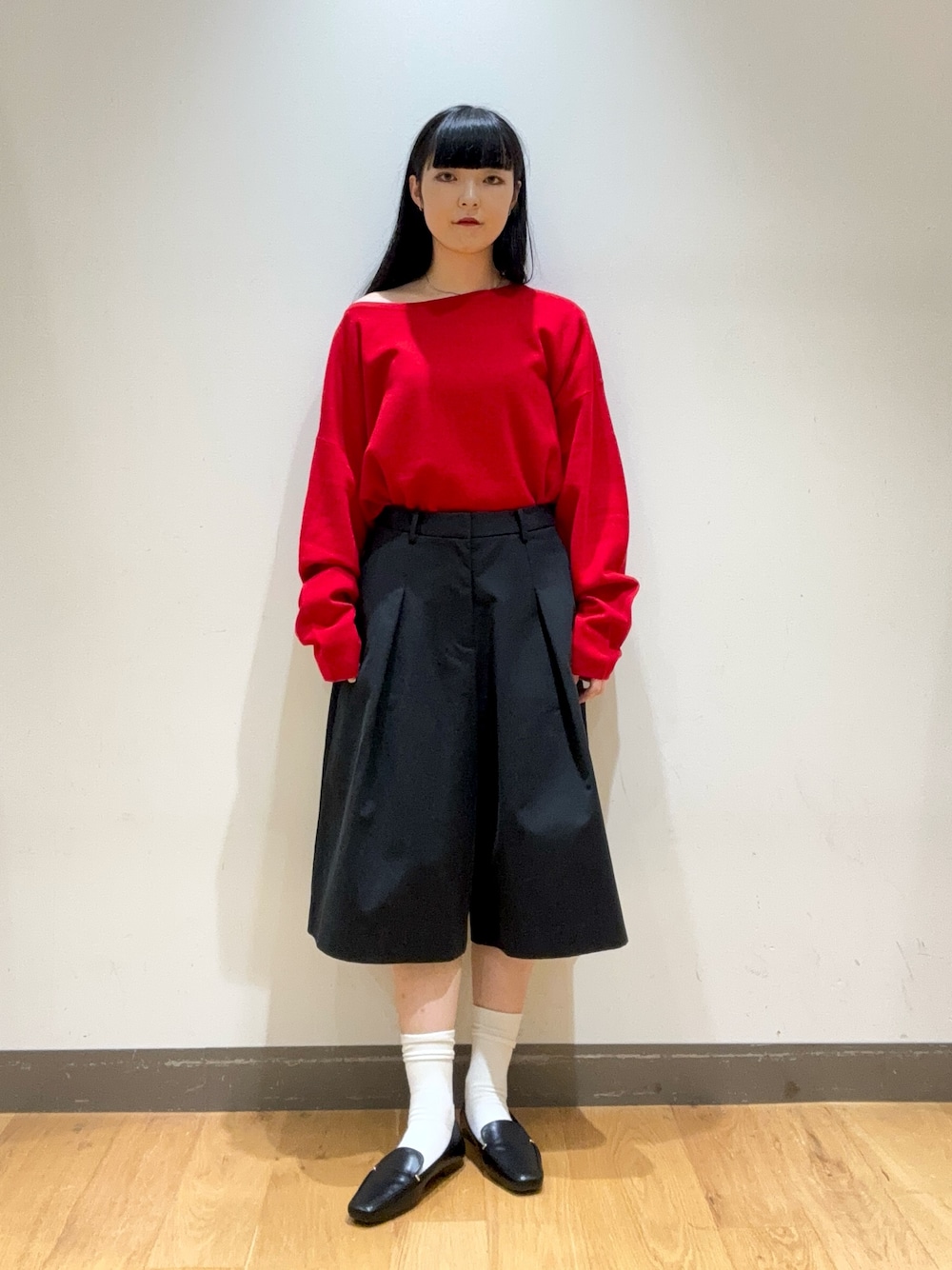 レッド系のニット/セーター、ブラック系のその他パンツ、ブラック系のローファーを着用したレディースの秋コーディネートの1枚目の写真