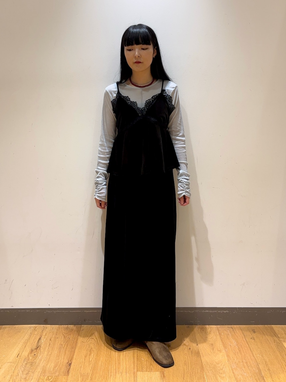 ブルー系のTシャツ/カットソー、ブラウン系のその他シューズ、ブラック系のキャミソールを着用したレディースの秋コーディネートの1枚目の写真