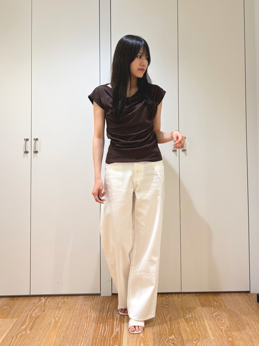 ブラウン系のTシャツ/カットソー、ホワイト系のデニムパンツ、ホワイト系のサンダルを着用したレディースの夏コーディネートの1枚目の写真