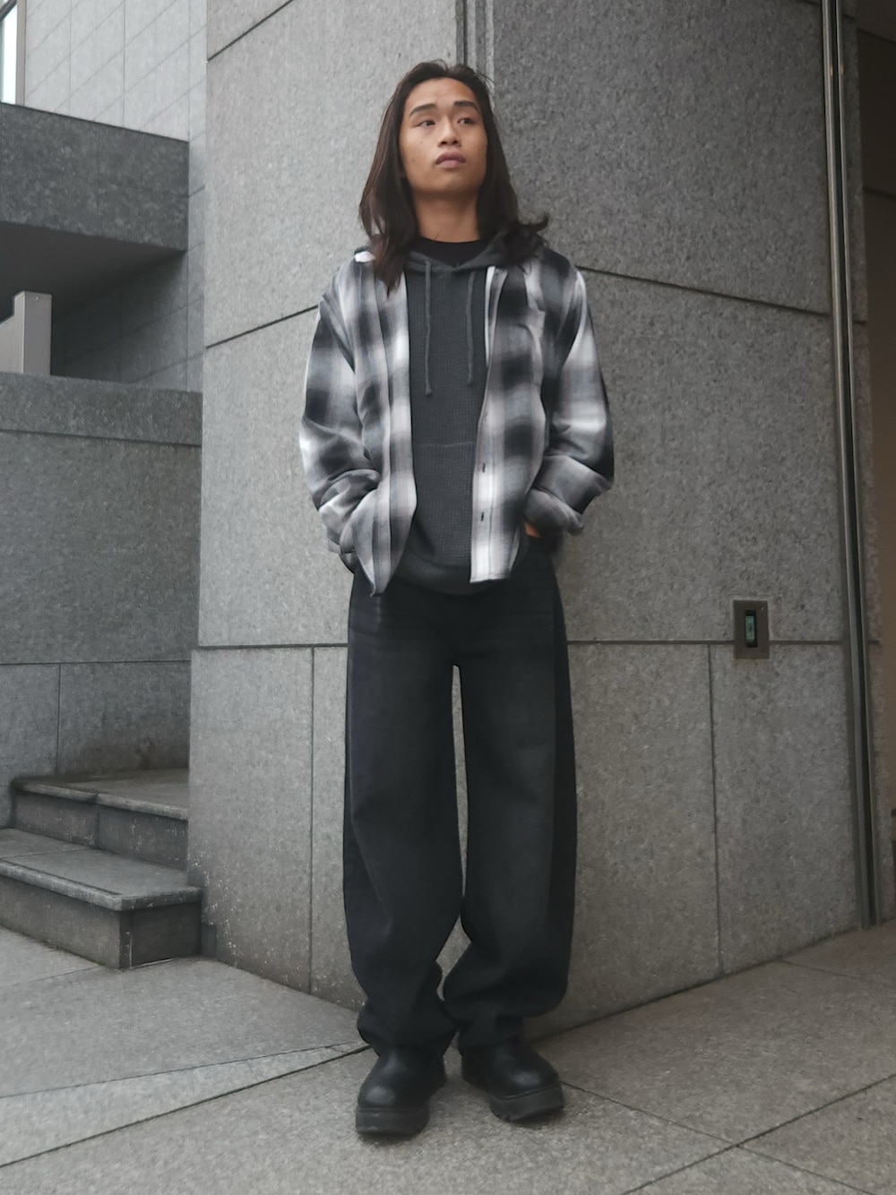 ブラック系のデニムパンツ、ブラック系のシャツ/ブラウス、グレー系のパーカーを着用したメンズの秋コーディネートの1枚目の写真