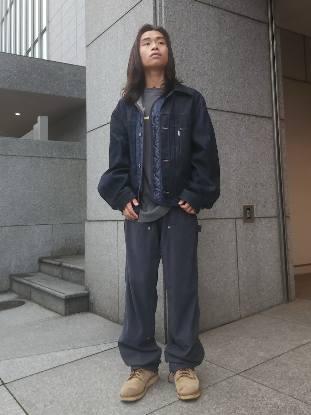 グレー系のその他パンツ、ベージュ系のシューズを着用したメンズの秋コーディネートの1枚目の写真