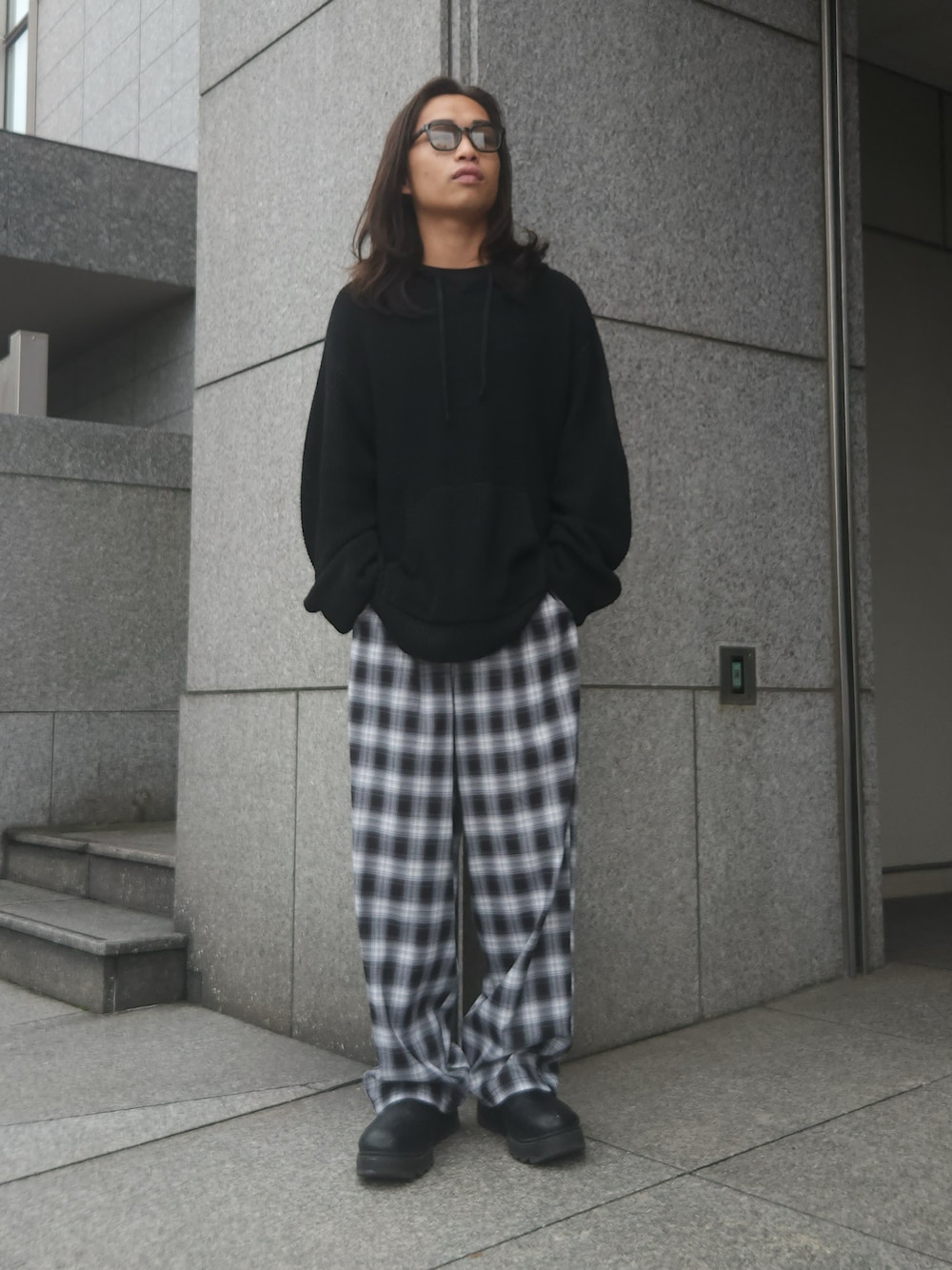 ブラック系のその他パンツ、ブラック系のパーカーを着用したメンズの秋コーディネートの1枚目の写真