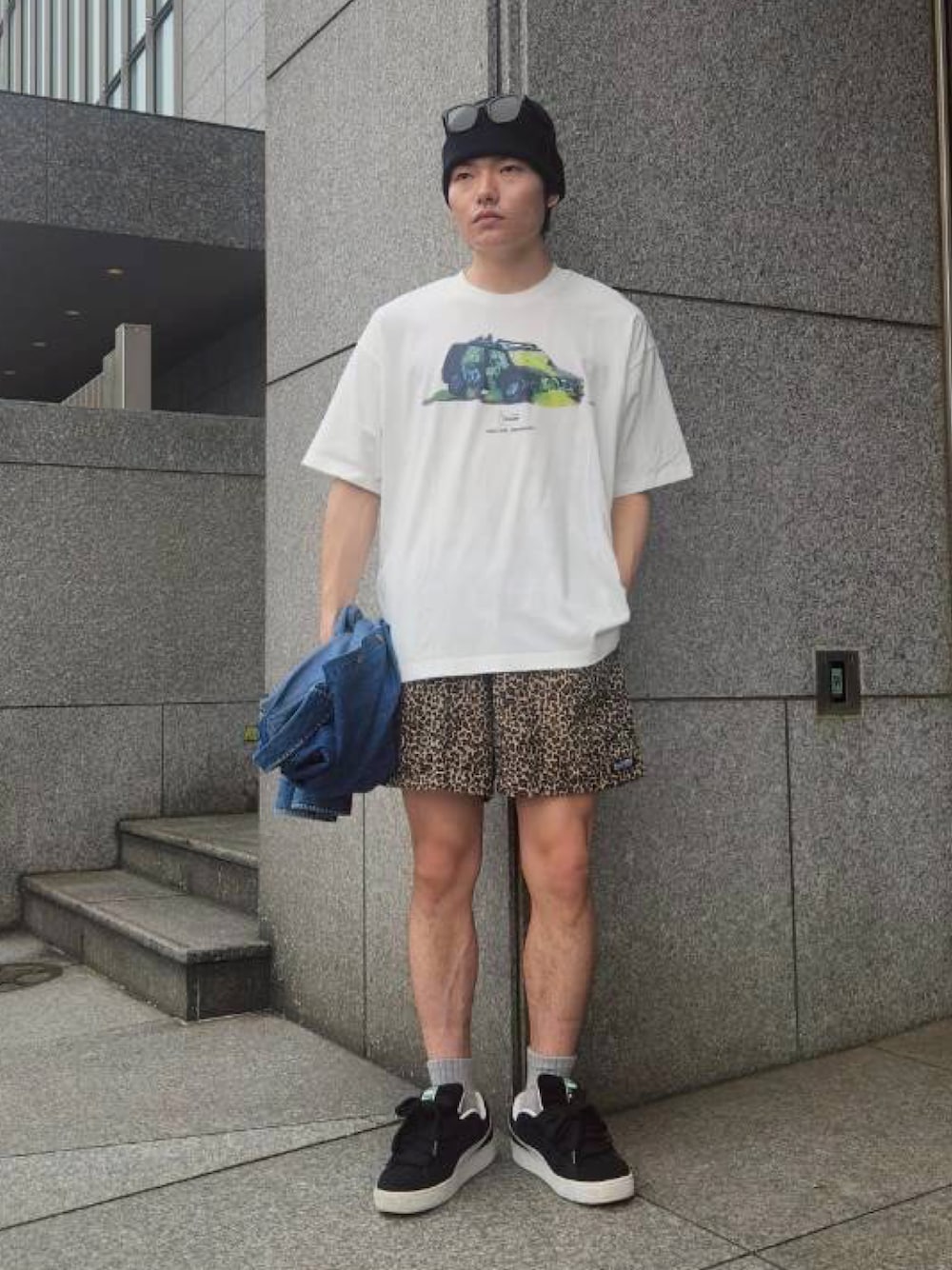ホワイト系のTシャツ/カットソー、ブラック系のスニーカーを着用したメンズの夏コーディネートの1枚目の写真