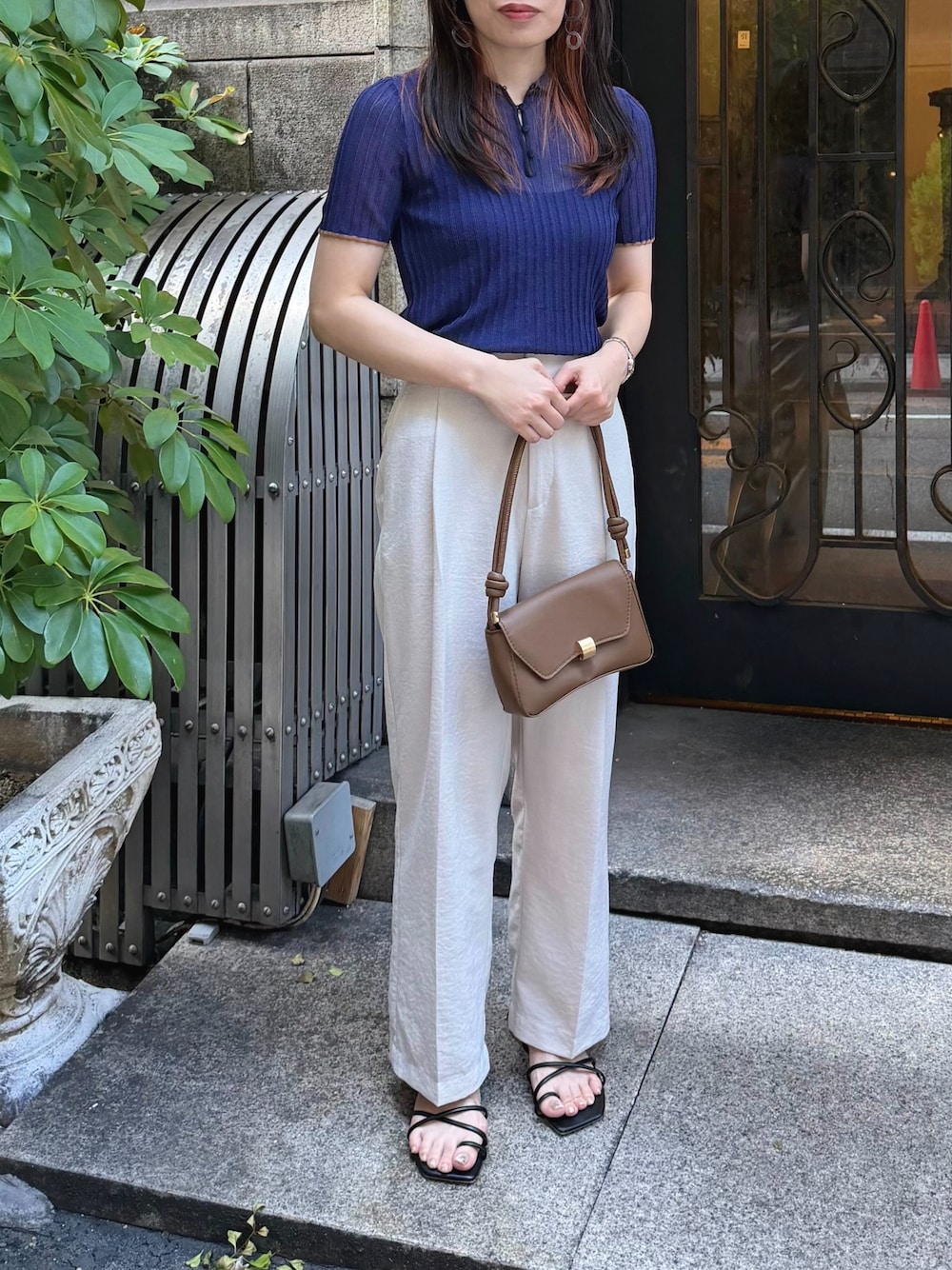 ブルー系のTシャツ/カットソー、ホワイト系のパンツを着用したレディースの夏コーディネートの1枚目の写真