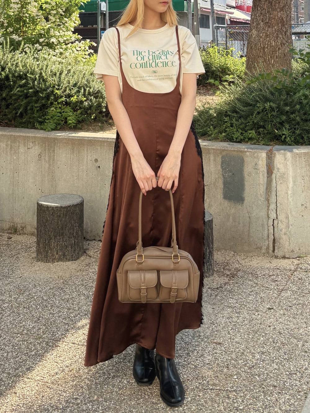 ブラウン系のスカート、ホワイト系のTシャツ/カットソーを着用したレディースの夏コーディネートの1枚目の写真