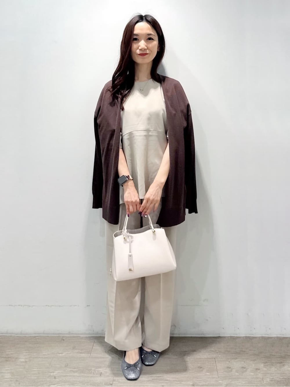 ブラウン系のカーディガン/ボレロ、ベージュ系のシャツ/ブラウス、ベージュ系のその他パンツを着用したレディースの夏コーディネートの1枚目の写真