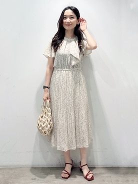 「index（インデックス）の◆【日比谷花壇コラボ】ラッフルタイプリーツワンピース【防シワ/洗濯機OK】（ワンピース、ベージュ系）」を使った、yuicciさん（レディース）の夏コーディネート