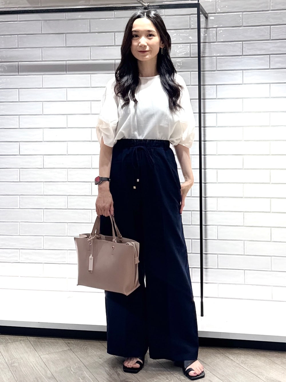 ホワイト系のシャツ/ブラウス、ブルー系のその他パンツ、ベージュ系のトートバッグを着用したレディースの夏コーディネートの1枚目の写真