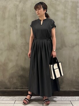 「grove（グローブ）の【晴れの日も雨の日も】撥水タックワンピース（ワンピース、グレー系）」を使った、すえさん（レディース・158cm）の夏コーディネート