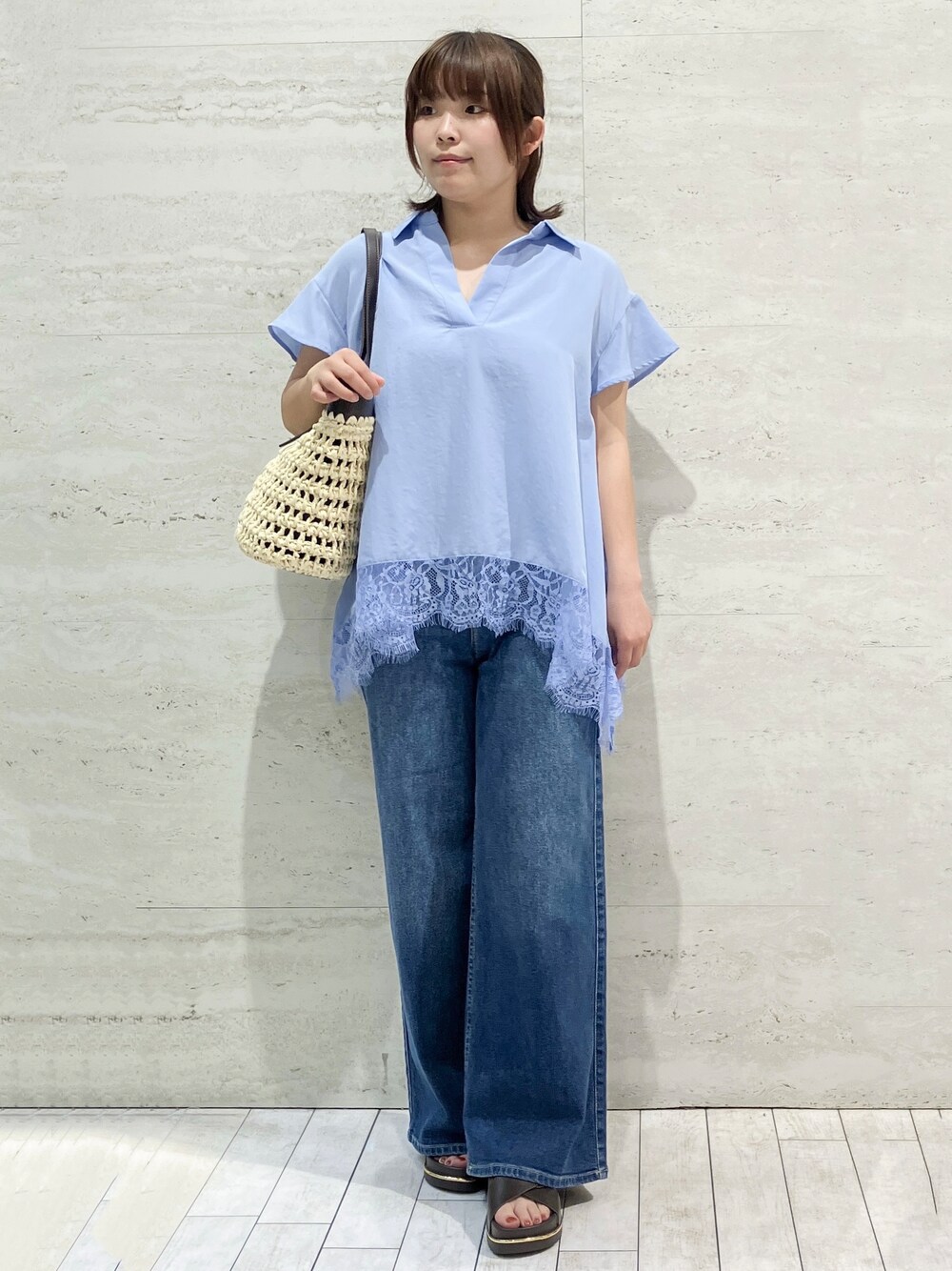ブルー系のシャツ/ブラウス、ブルー系のデニムパンツ、ブラウン系のトートバッグを着用したレディースの夏コーディネートの1枚目の写真
