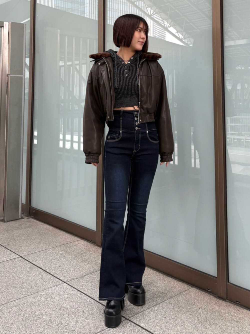 ブラウン系のブルゾン、ブラック系のデニムパンツ、ブラック系のニット/セーターを着用したレディースの冬コーディネートの1枚目の写真