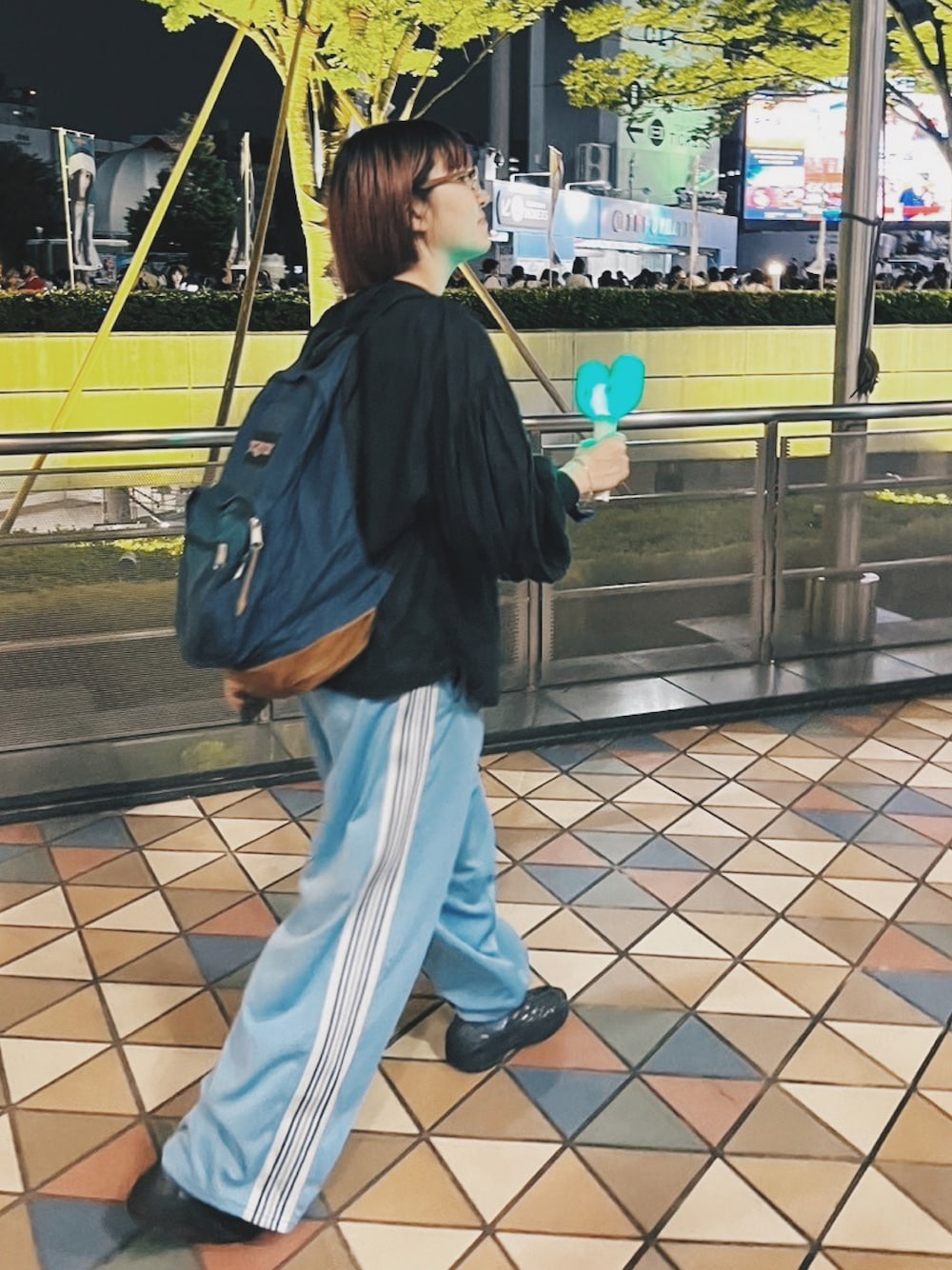 「Needlesのアイテム（パンツ、ブルー系）」を使った、Slさん（レディース・163cm）の夏コーディネートの1枚目の写真