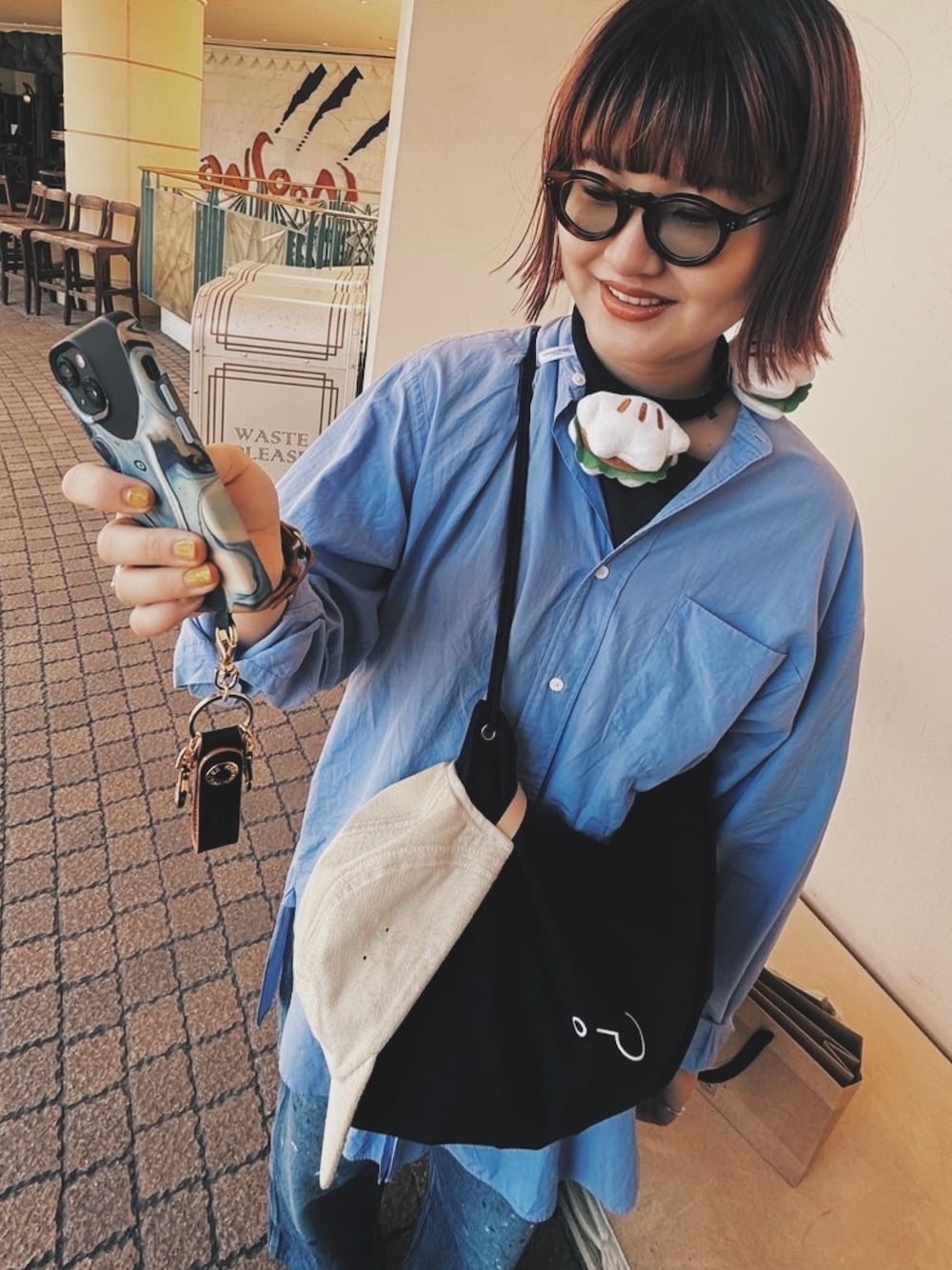 「COMOLIのアイテム（シャツ/ブラウス、ブルー系）」を使った、Slさん（レディース・163cm）の春コーディネートの1枚目の写真